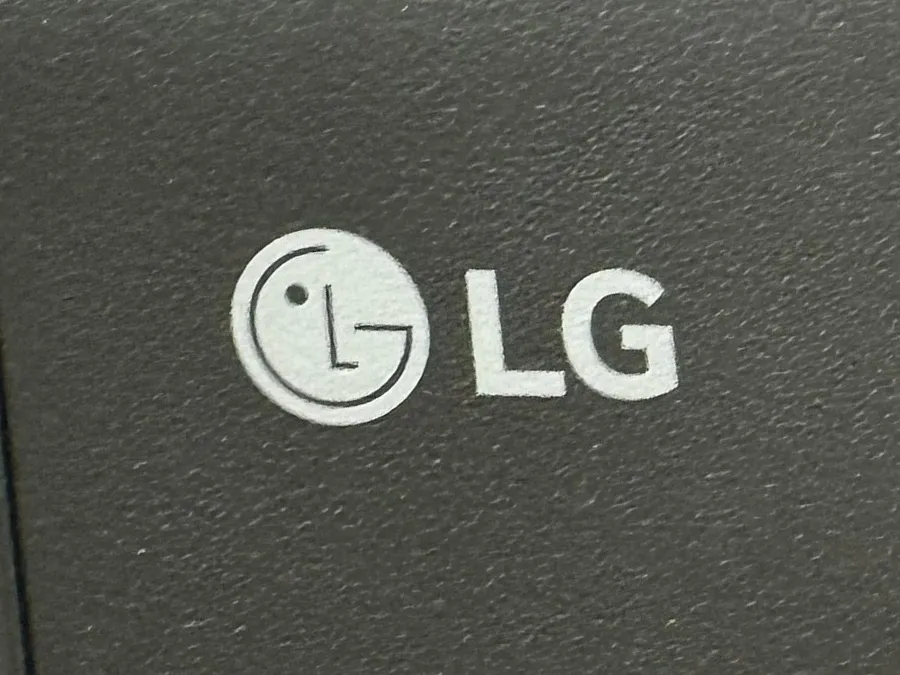 LG · 그레이 판넬의 완성된 로고 표면