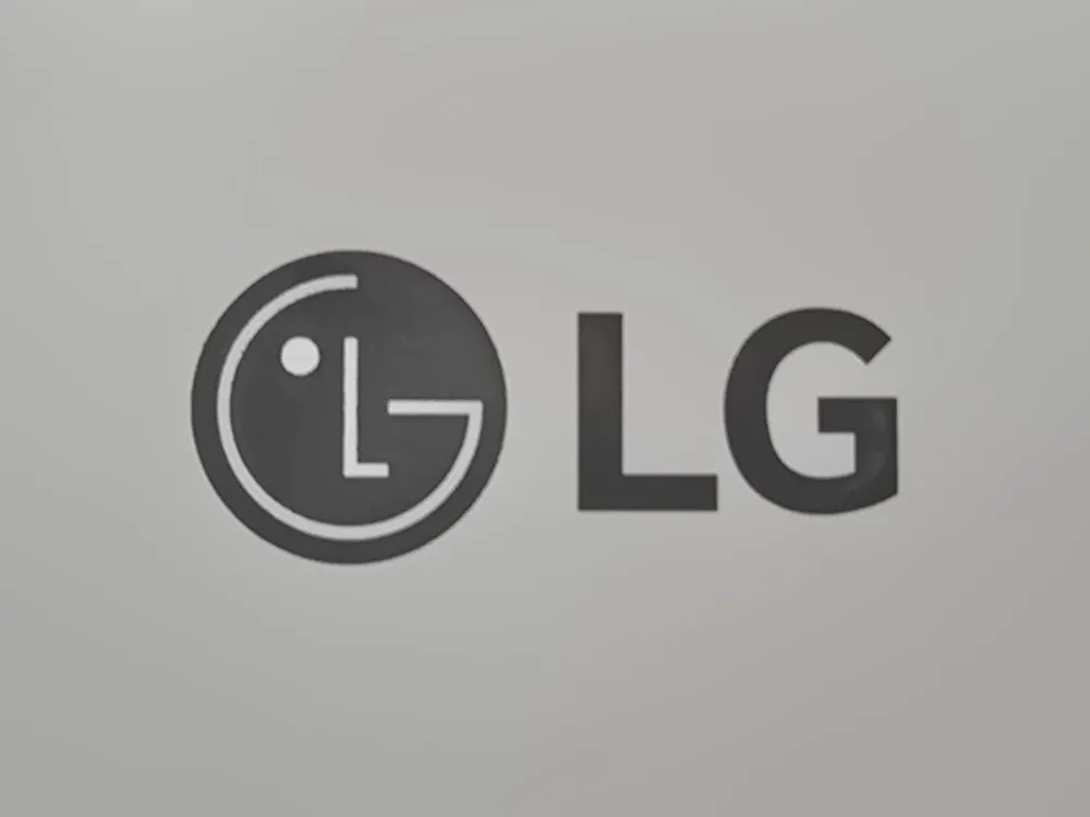 LG · 화이트 판넬의 완성된 로고 표면