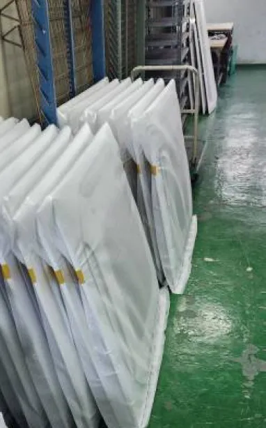 보호 포장해 랙 옆에 세워 보관 중인 판넬